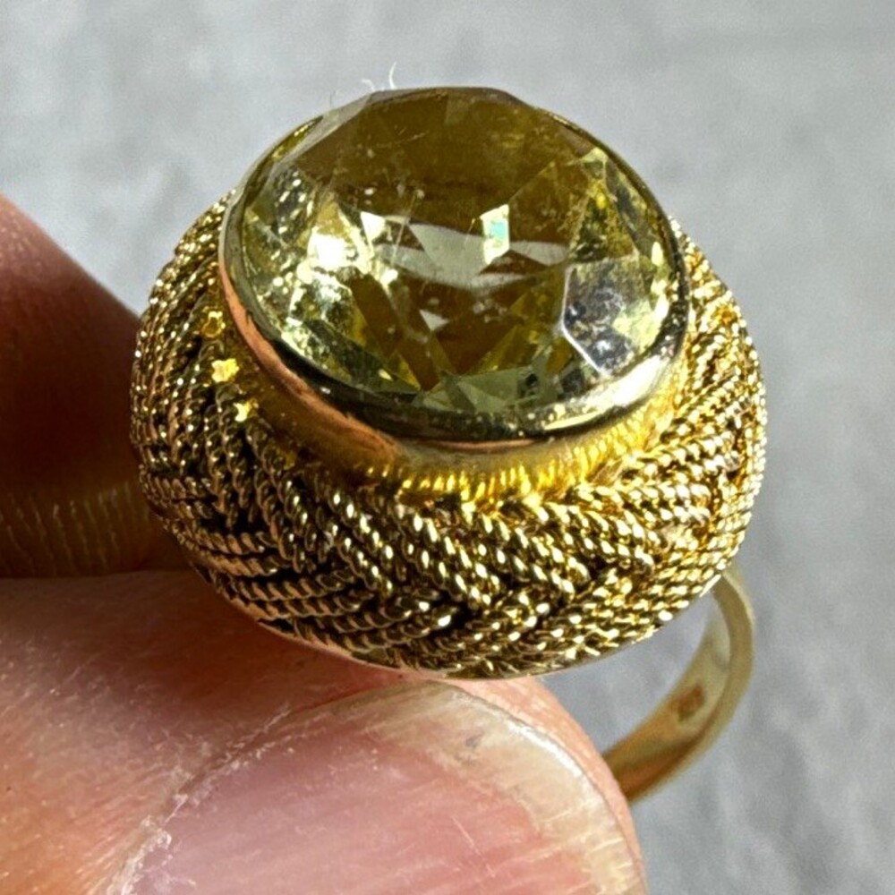18K Yellow Gold Natural Oval Peridot Bezel Set Cocktail Ring Size 7 Italy